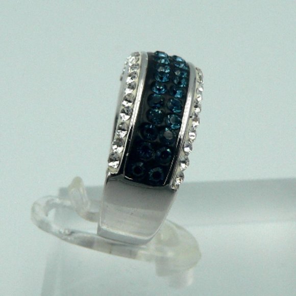 Sz 7 Genuine Blue and White Austrian Crystal Ring NWOT - Picture 2 of 5